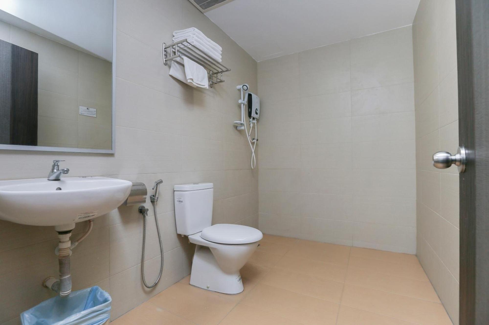 Oyo 89915 East Mount Hotel كوكوب المظهر الخارجي الصورة